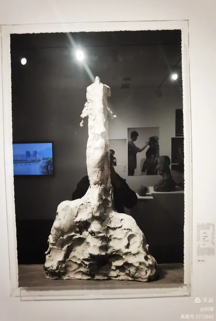 李秀勤在中国雕塑界是1980年代较早从事金属焊接实验的雕塑家,并且是